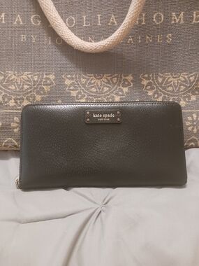 kate spade black pebbled leather zip wallet multiple pockets